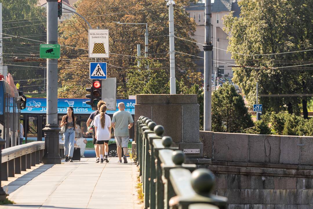 Nuo Žaliojo tilto Vilniuje pašalintos meninės instaliacijos, pakeitusios sovietines skulptūras