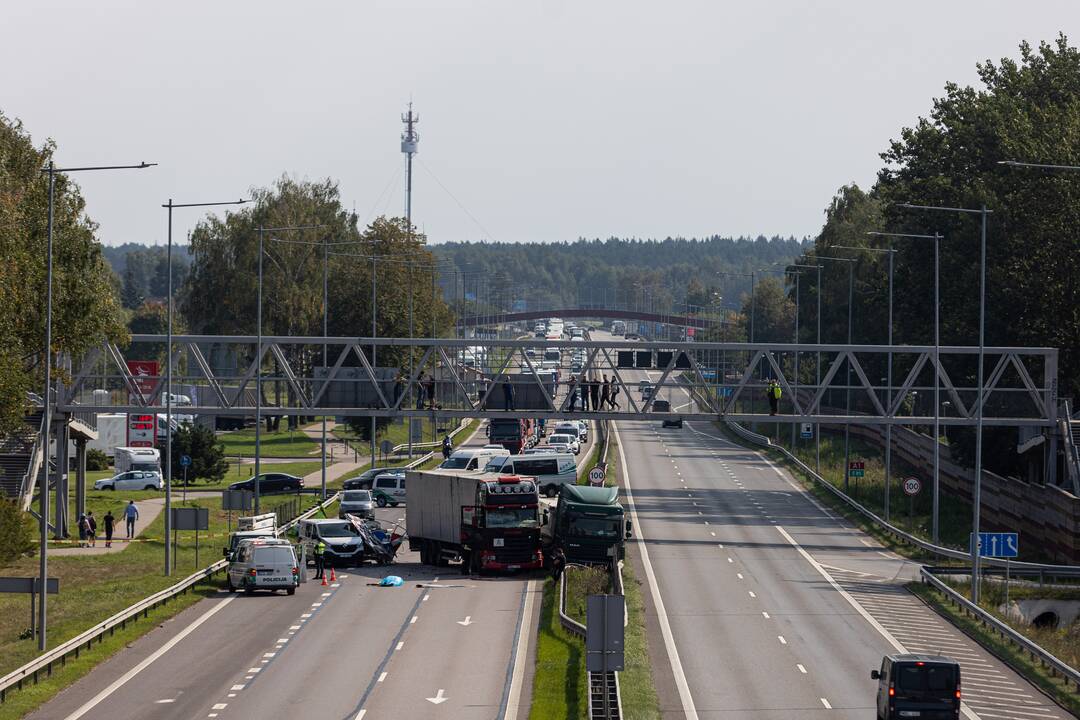 Žiauri avarija ties Vieviu: susidūrė du vilkikai, vienas jų užmušė kelininką