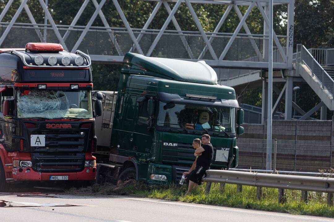 Žiauri avarija ties Vieviu: susidūrė du vilkikai, vienas jų užmušė kelininką