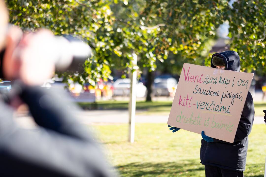 Protestas prieš naktinių taikiklių medžioklėje įteisinimą