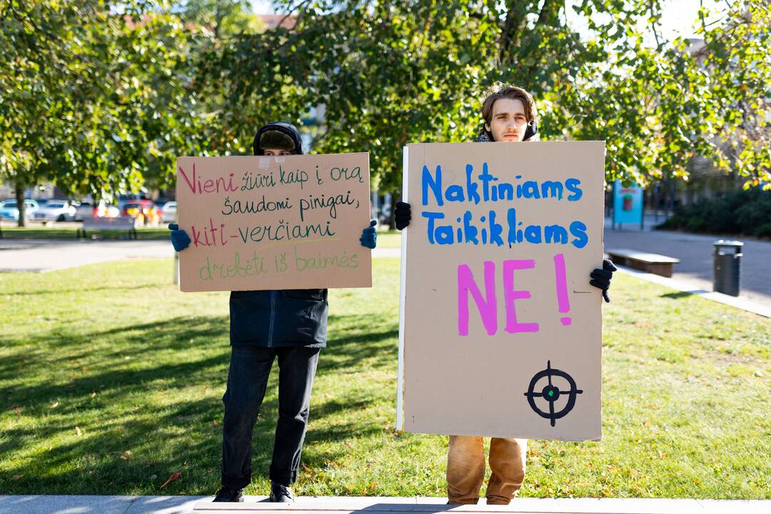 Protestas prieš naktinių taikiklių medžioklėje įteisinimą