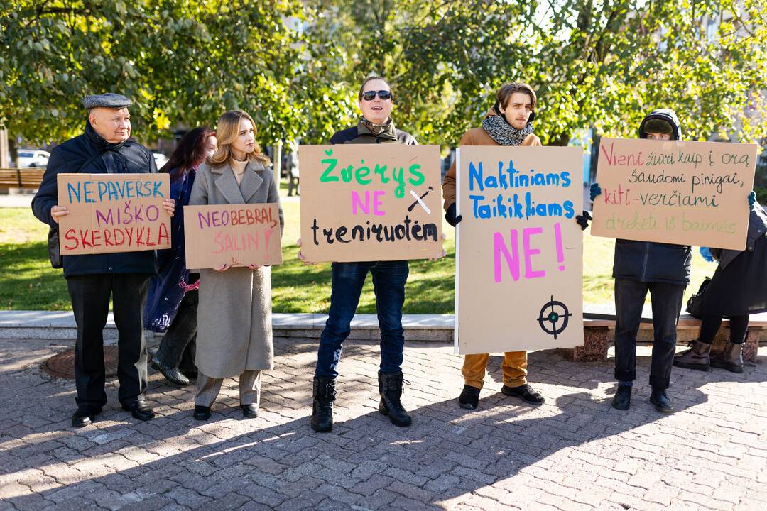 Protestas prieš naktinių taikiklių medžioklėje įteisinimą