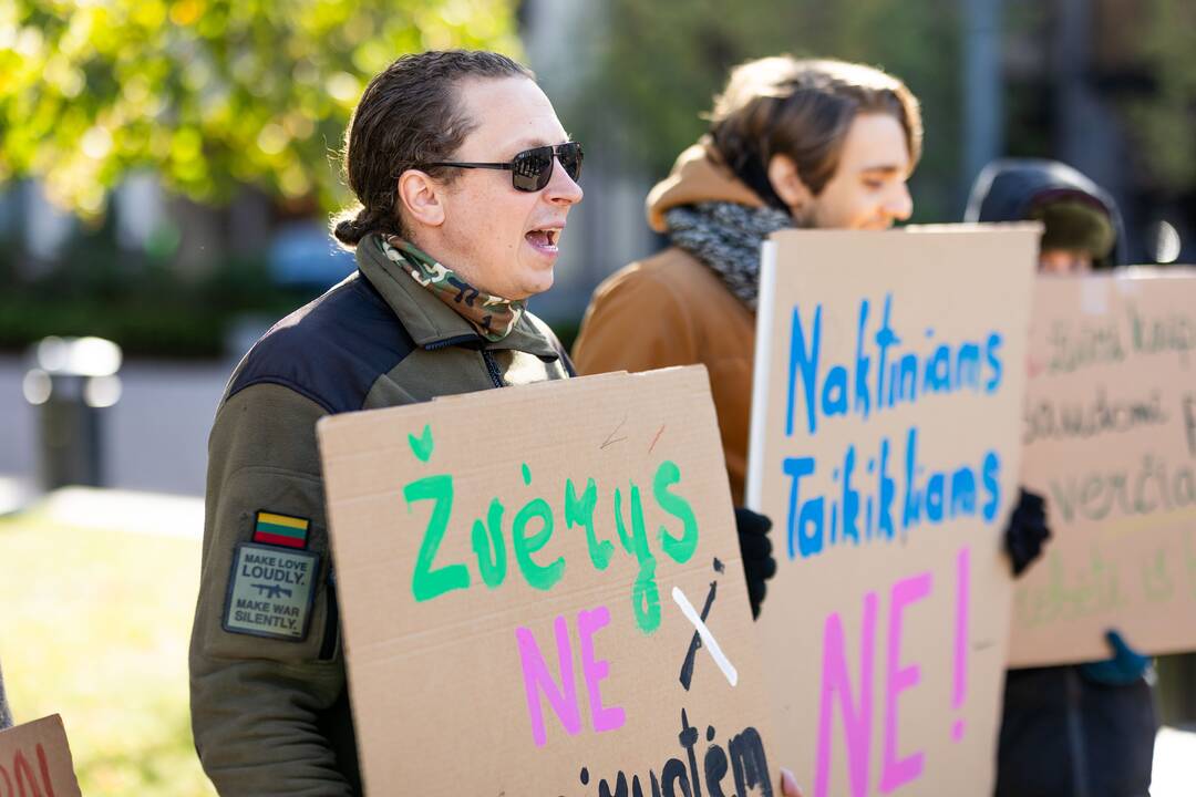 Protestas prieš naktinių taikiklių medžioklėje įteisinimą