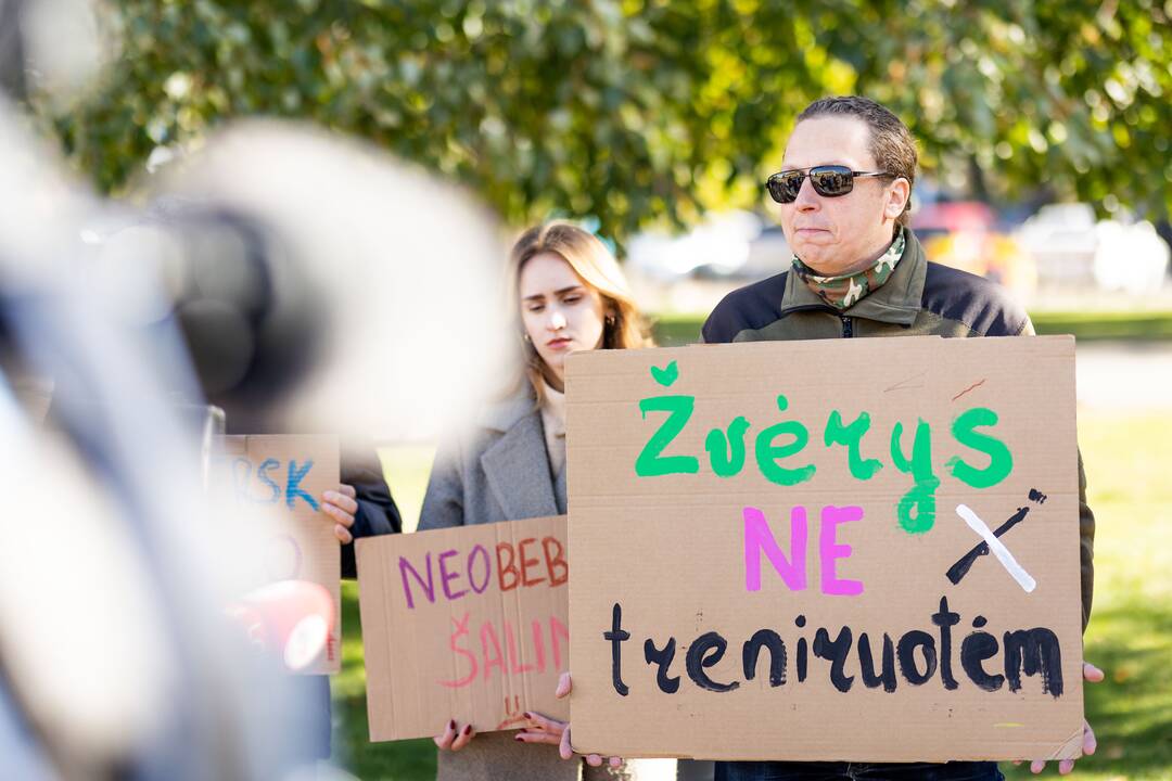 Protestas prieš naktinių taikiklių medžioklėje įteisinimą