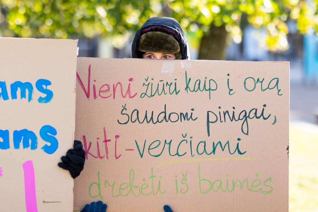 Protestas prieš naktinių taikiklių medžioklėje įteisinimą