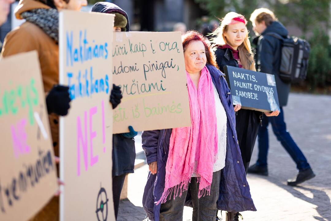Protestas prieš naktinių taikiklių medžioklėje įteisinimą