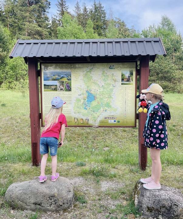 Požiūris: L. ir E. Ruibiai savo dukterims nori parodyti, kad knygos, kelionės, veiklos kartu yra vertingiau ir prasmingiau negu ekranai.