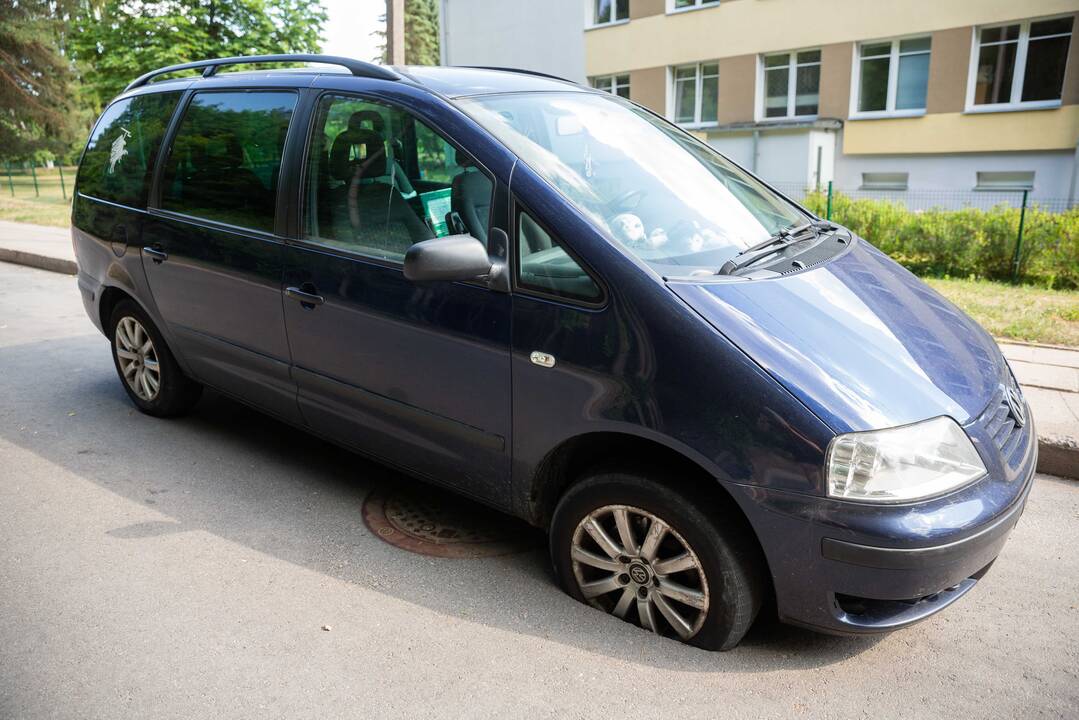 Neprasilenkia: siauriuose keliuose prasilenkiant su sunkiasvore technika kyla avarinių situacijų.