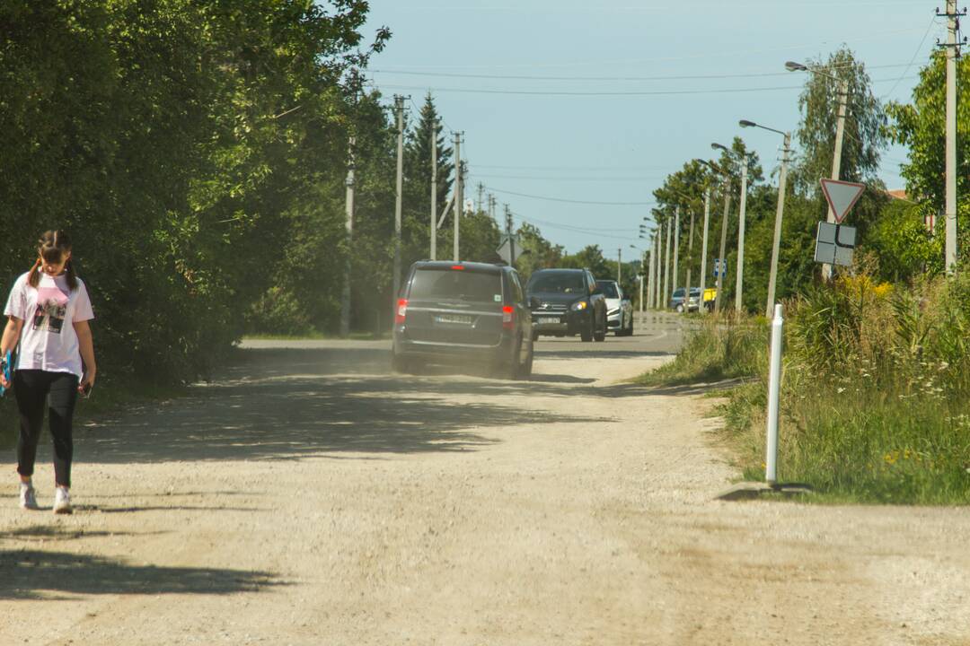 Neprasilenkia: siauriuose keliuose prasilenkiant su sunkiasvore technika kyla avarinių situacijų.