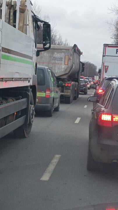 Ateities plente – avarija: nusidriekė automobilių spūstys