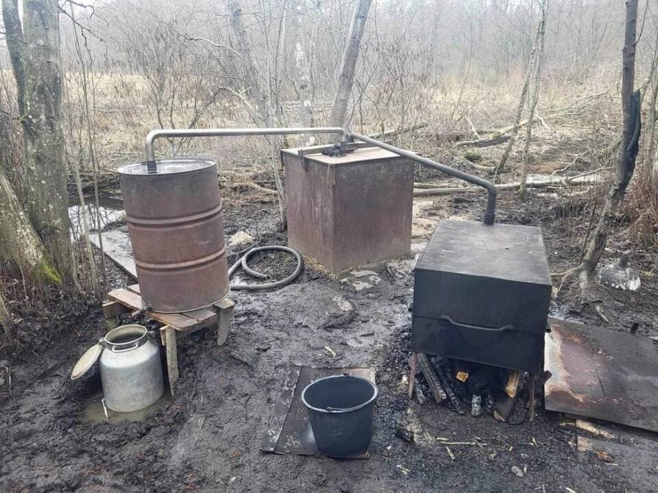 Rietavo miške rastas naminės degtinės fabrikėlis