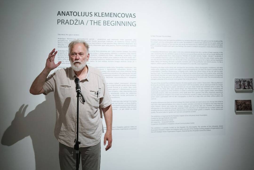 Proga: klaipėdiečio menininko A. Klemencovo darbus, kurie užpildė visus Klaipėdos kultūrų komunikacijų centro parodų rūmus, dar galima pasižiūrėti iki rugsėjo pradžios.