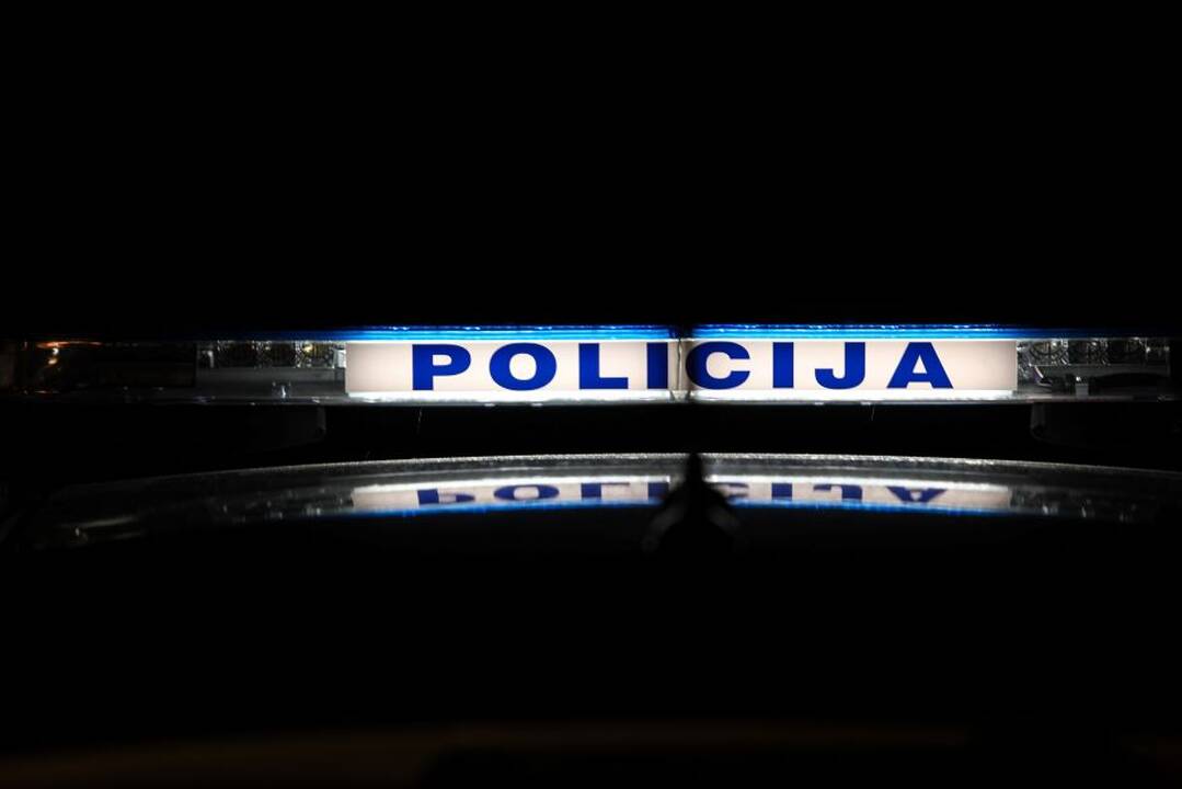 Į veidą papurškę ašarinių dujų, du nusikaltėliai iš vyro pavogė rankinę su pinigais