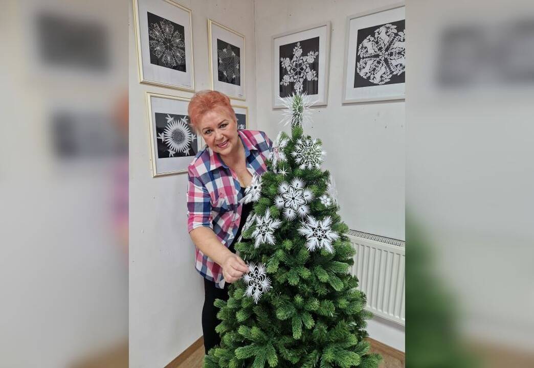 Išmonė: K. S. Mažukaitienė popierinėmis snaigėmis moka papuošti ir eglutę.