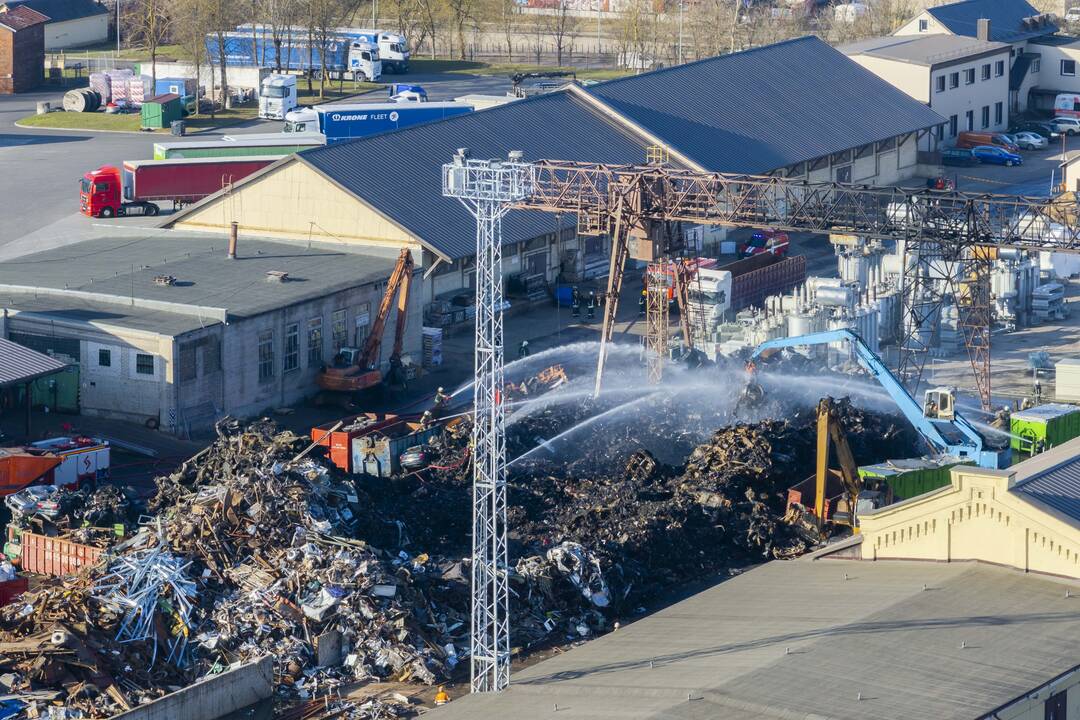 Užgesintas didelis gaisras Vilniaus automobilių sąvartyne