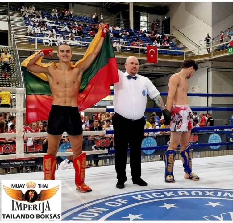 Triumfas: finalinėje kovoje 3:0 įveikęs savo varžovą D. Ftajevą iš Azerbaidžano, klaipėdietis T. Banskis, apsisiautęs lietuviška trispalve, neslėpė pergalės džiaugsmo.