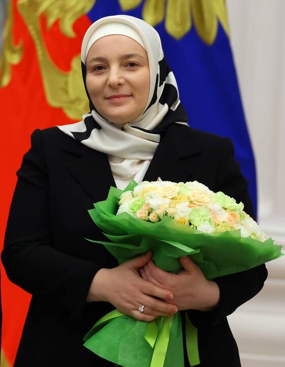 F. Khazuyeva (kairėje), R. Kadyrovas ir Z. Dzhabrailova (dešinėje).