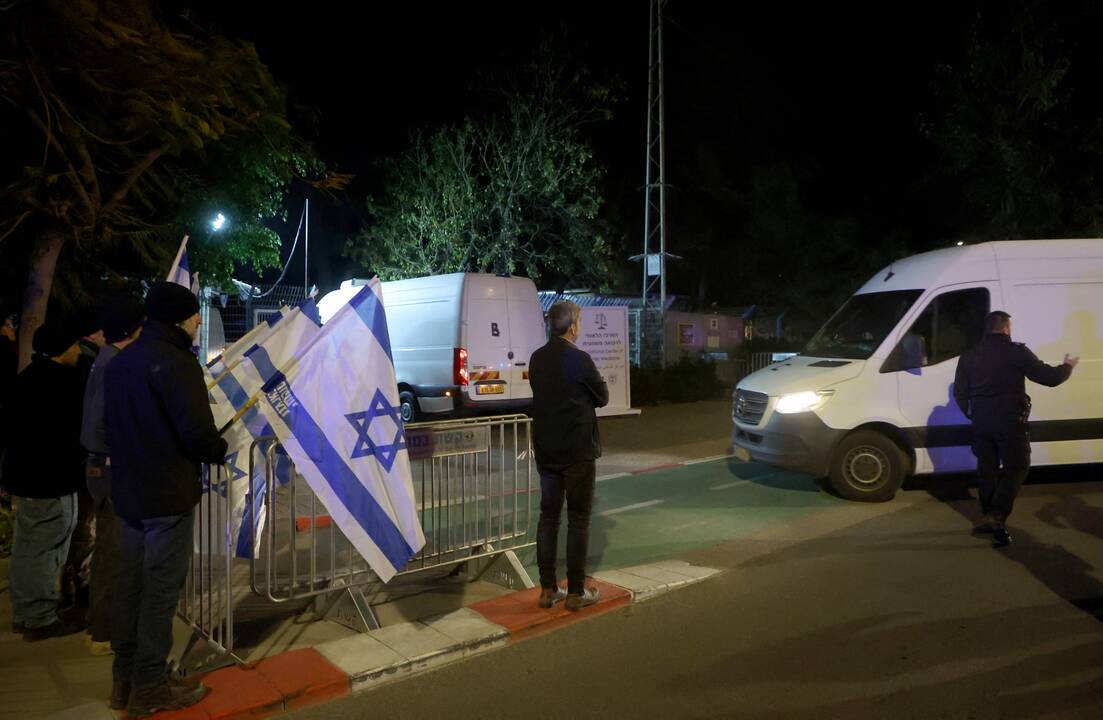 „Hamas“ perdavė keturių mirusių įkaitų palaikus, Izraelis paleido šimtus kalinių