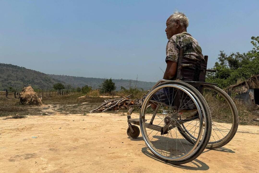 Budelis: Pol Poto režimo liudininkas ir dalyvis buvęs Raudonasis khmeras Phong Heangas sėdi neįgaliojo vežimėlyje savo namuose Anlong Veng rajone Oddar Meanchey provincijoje, 2025 m. kovas.