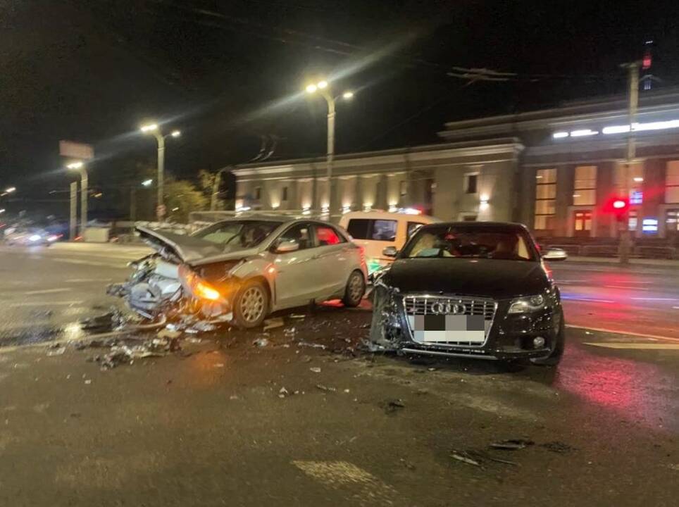 Prie Kauno geležinkelio stoties susidūrė du automobiliai
