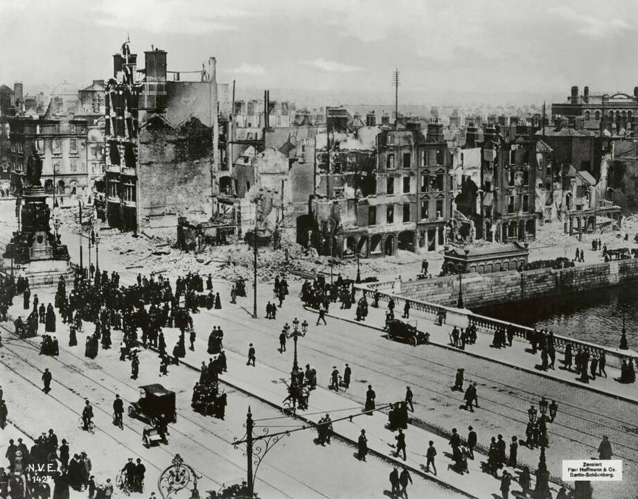 Mūšiai: 1916 m. balandį užfiksuotoje nuotraukoje įamžintas O’Connelio tiltas ir Dublino centras po Velykų sukilimo mūšių.