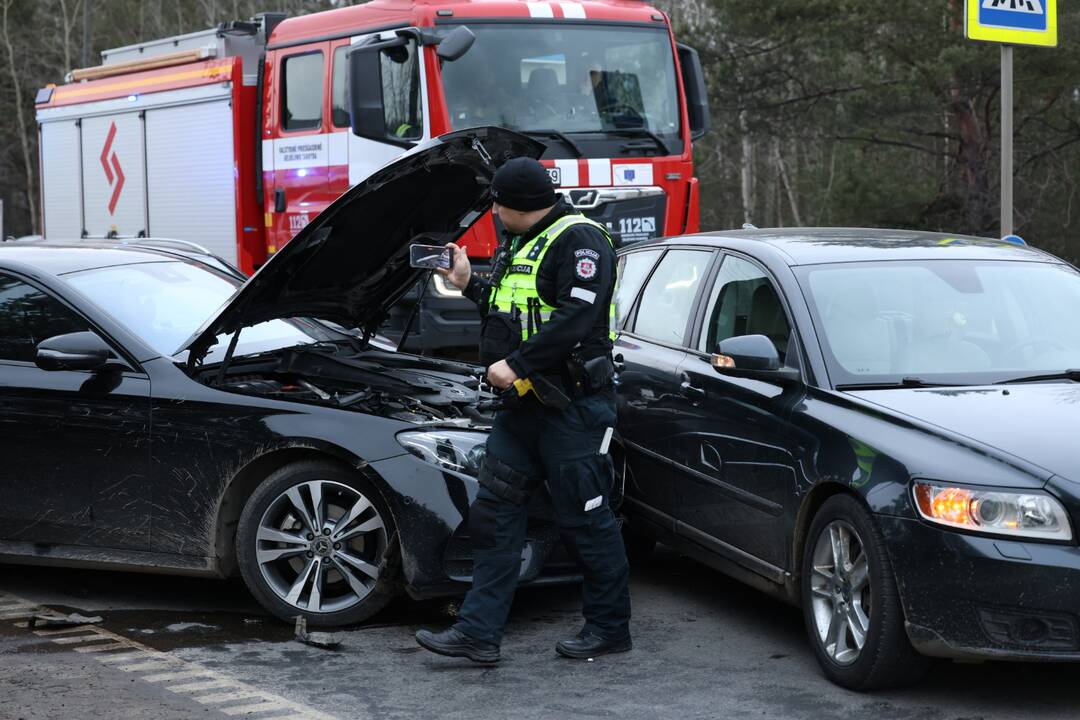 Ateities plente – avarija: nusidriekė automobilių spūstys