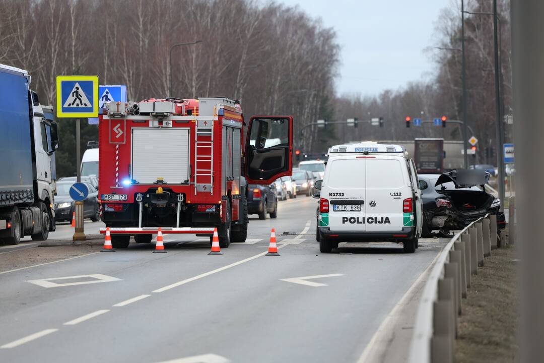 Ateities plente – avarija: nusidriekė automobilių spūstys