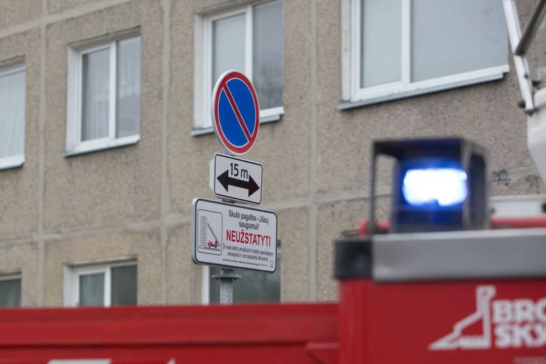 Klaipėdos daugiabutyje – gaisras: ugniagesių darbą apsunkino automobiliais užstatytas kiemas