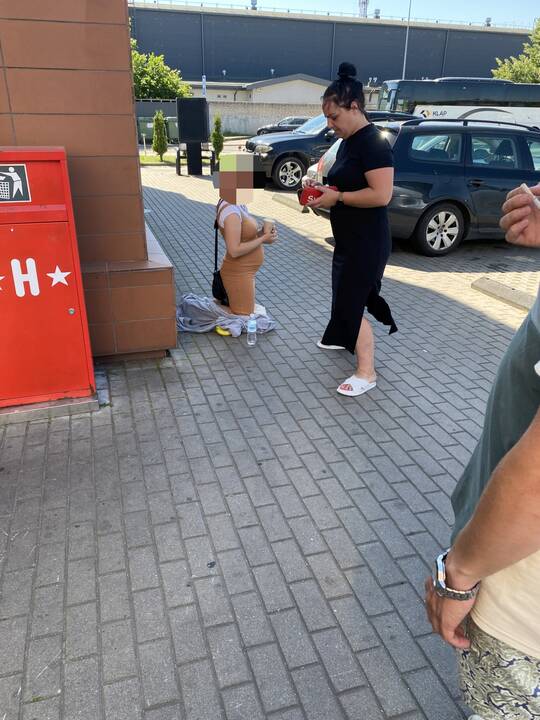 Netikėta: ant kelių išmaldos prašančią moterį matė daugybė klaipėdiečių, sukrėsti žmonės skambino į policiją.