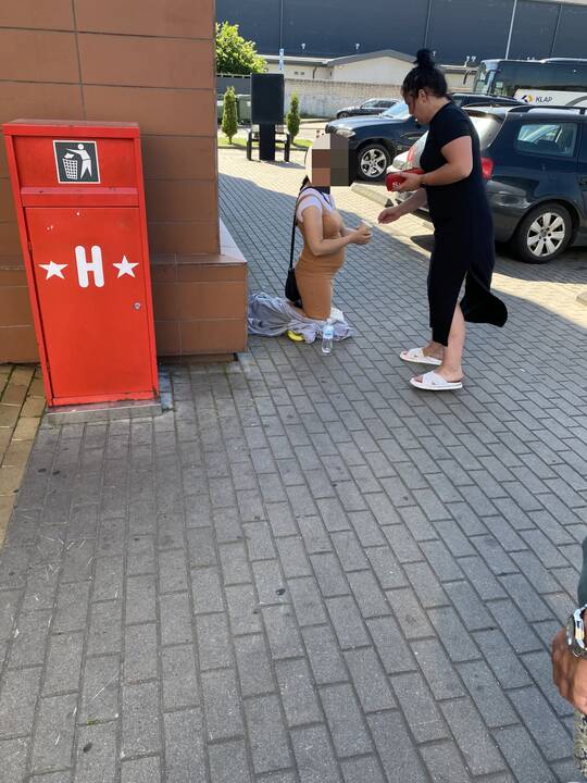 Netikėta: ant kelių išmaldos prašančią moterį matė daugybė klaipėdiečių, sukrėsti žmonės skambino į policiją.