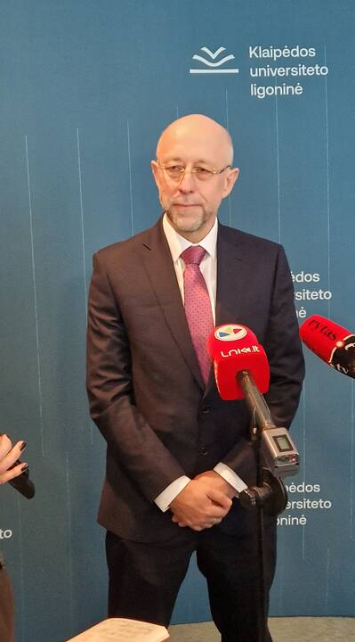 Abejonė: Seimo Sveikatos reikalų komiteto posėdyje nuskambėjo replika dėl dabartinio KUL vadovo A. Šimaičio tinkamumo toliau vadovauti šiai ligoninei.