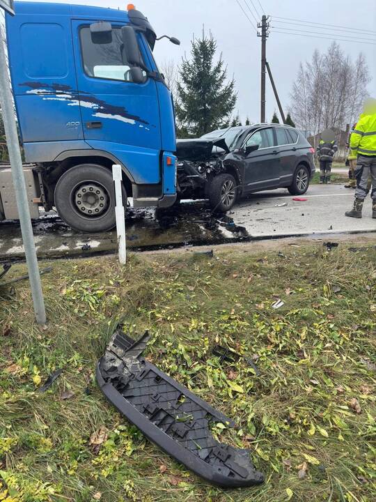 Nukentėjo: avarijoje, kurioje suknežinti trys automobiliai, buvo sužaloti du žmonės.