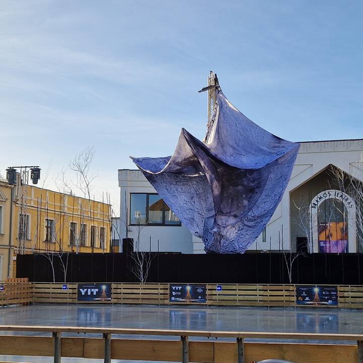 Pasekmės: Klaipėdos Teatro aikštėje esanti ledo čiuožykla laikinai liks be mėnulio instaliacijos, nes ši, neatlaikiusi stiprių vėjo gūsių, subliuško.