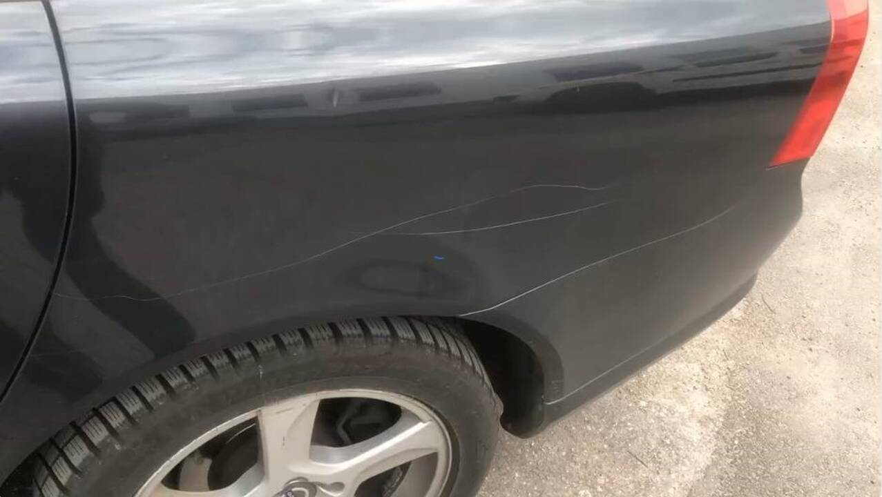 Nuostoliai: Melnragėje esančioje automobilių stovėjimo aikštelėje vandalai klaipėdiečiui jau antrą kartą subraižė automobilį.
