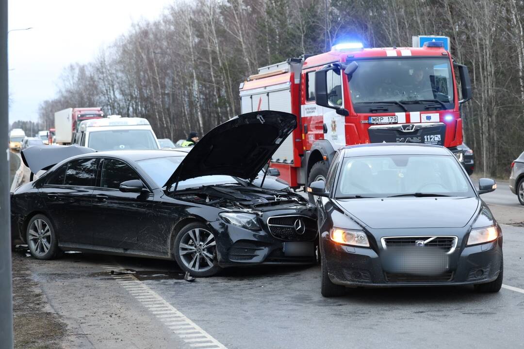 Ateities plente – avarija: nusidriekė automobilių spūstys