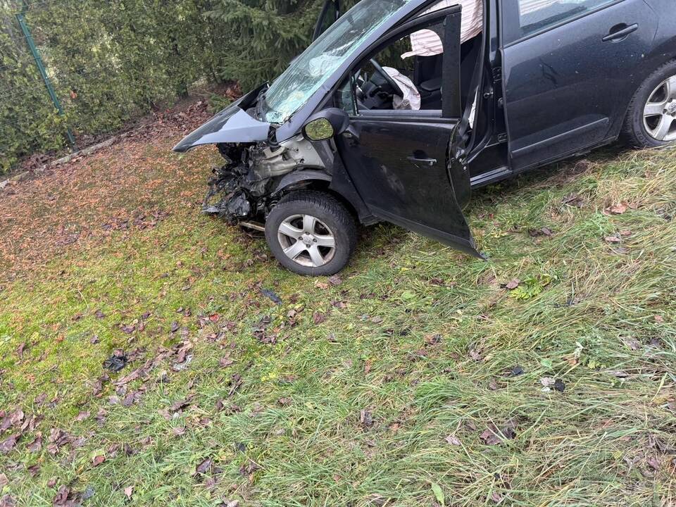Nukentėjo: avarijoje, kurioje suknežinti trys automobiliai, buvo sužaloti du žmonės.