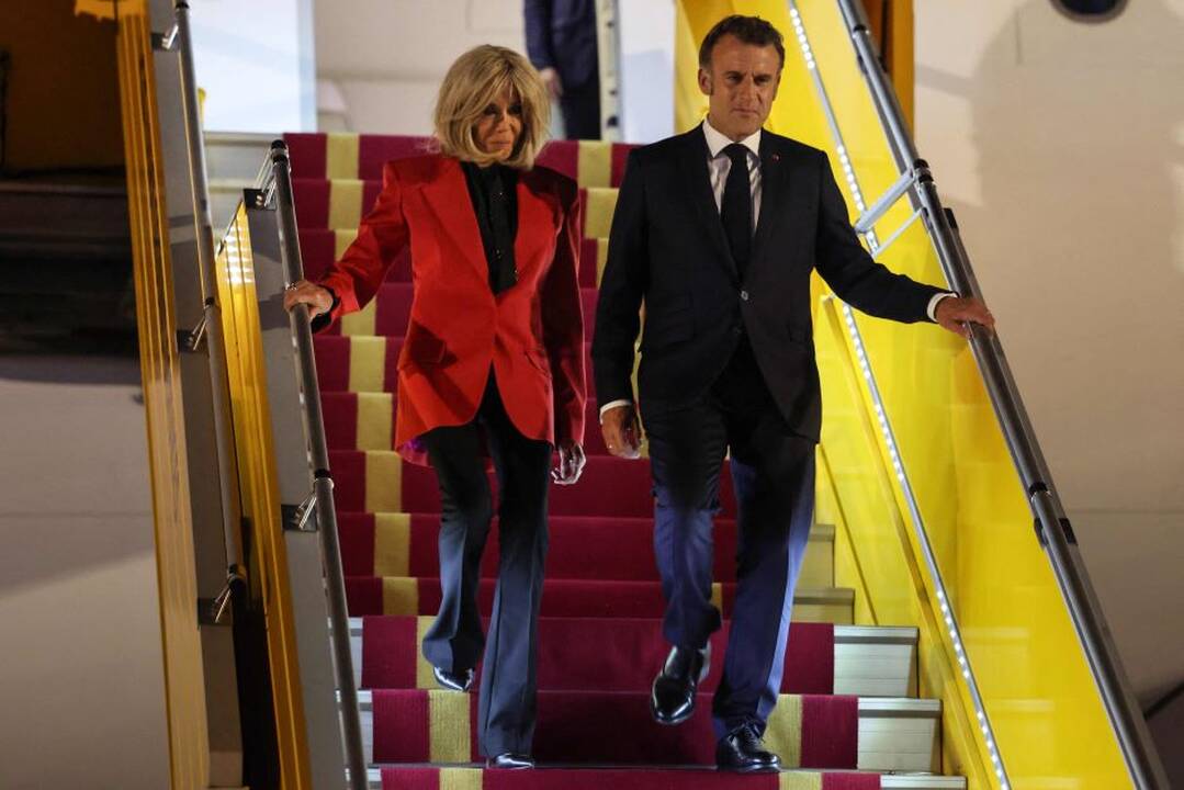 Apie prancūzų reakciją į Macrono žmonos pliaukštelėjimą: tai nėra pagrindinė naujiena šalyje