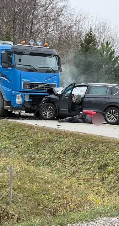 Nukentėjo: avarijoje, kurioje suknežinti trys automobiliai, buvo sužaloti du žmonės.