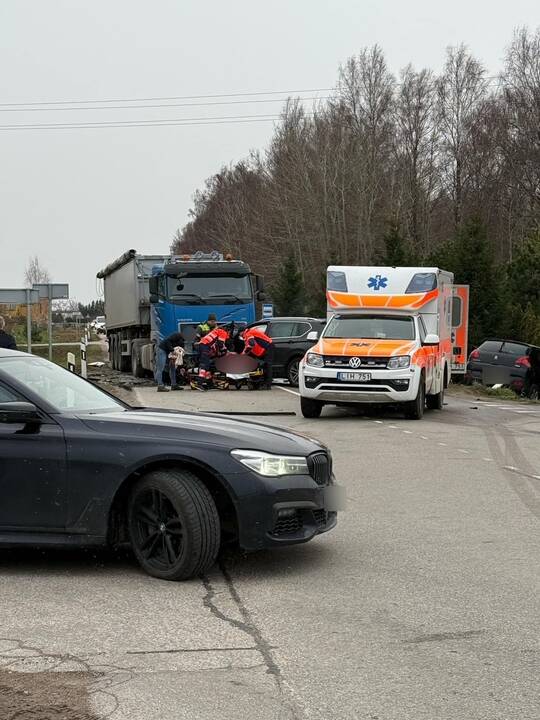 Nukentėjo: avarijoje, kurioje suknežinti trys automobiliai, buvo sužaloti du žmonės.