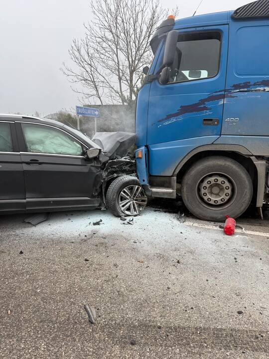 Nukentėjo: avarijoje, kurioje suknežinti trys automobiliai, buvo sužaloti du žmonės.