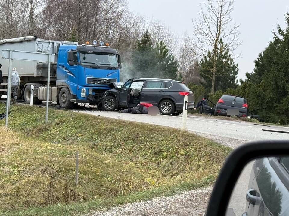 Nukentėjo: avarijoje, kurioje suknežinti trys automobiliai, buvo sužaloti du žmonės.