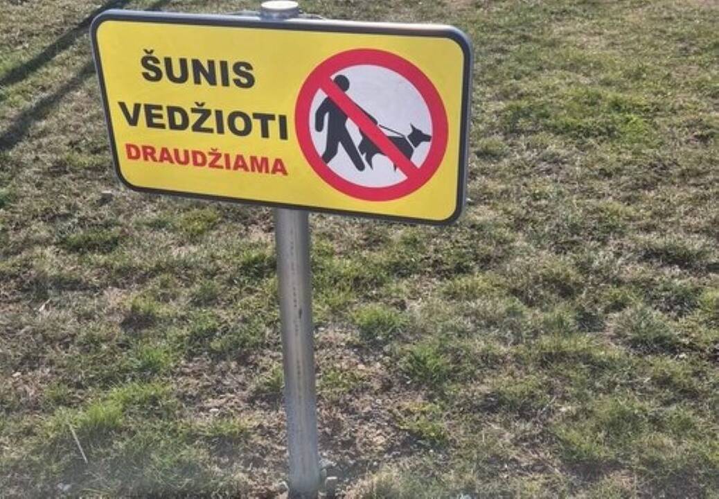 Užklausa: prie prekybos centro BIG išvydę pievutėje ženklą, draudžiantį vedžioti šunis, gyventojai sunerimo – ar jam davė kas nors leidimą?