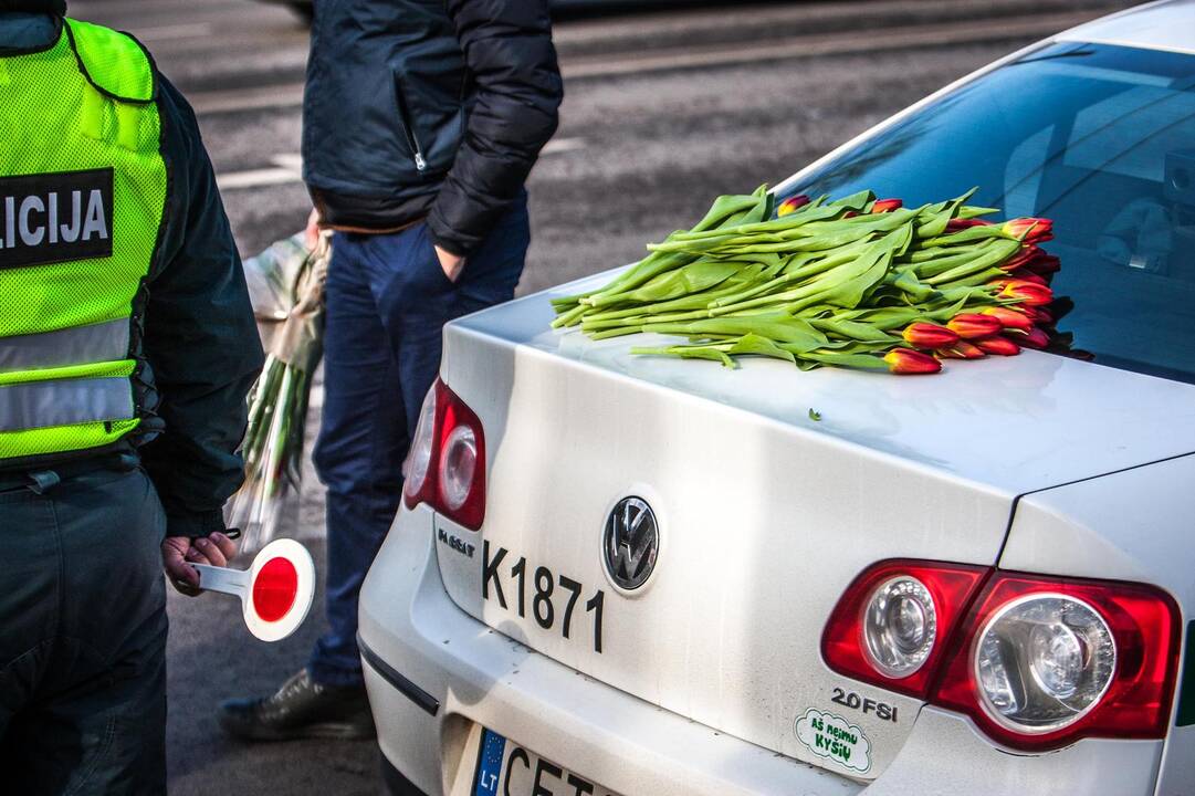Policija vairuotojoms dalino gėlės