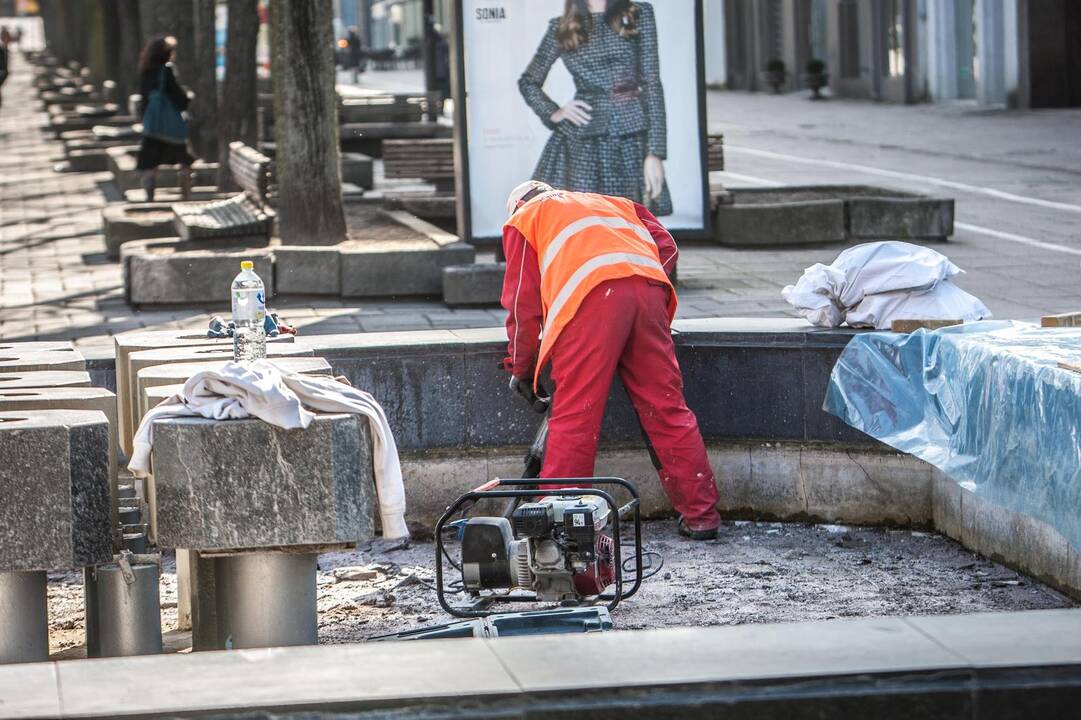 Remontuojamas Laisvės alėjos fontanas