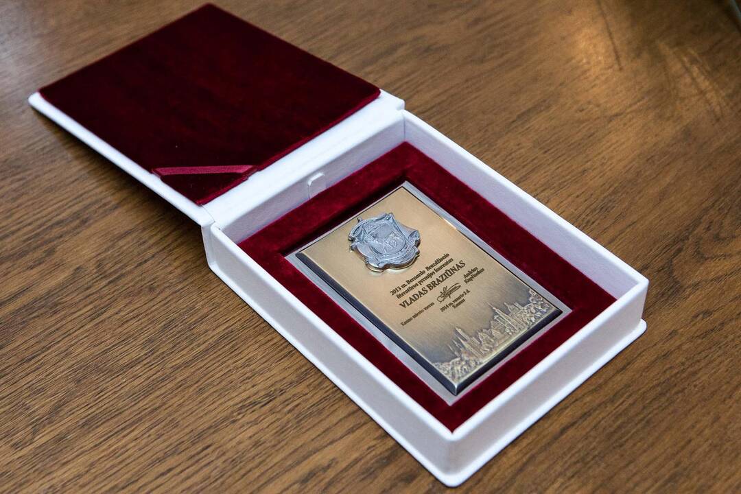 Kauno rotušėje poetui V. Braziūnui įteikta B. Brazdžionio premija