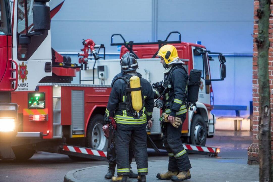 Gaisras Kauno „Akropolyje“: apgadinti drabužiai apatinio trikotažo parduotuvėje