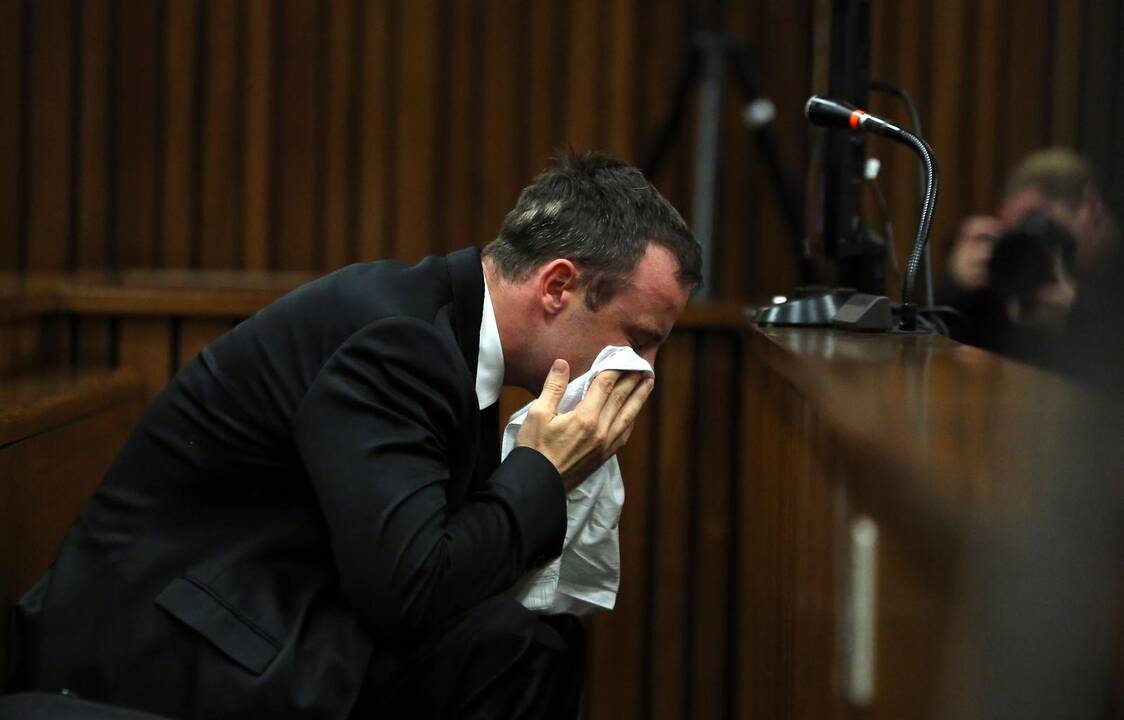 Oscaras Pistorius šluostosi veidą teisme.