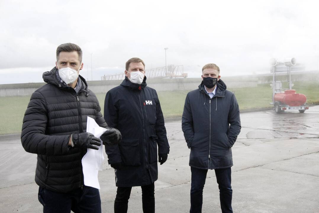 Situacija: bendrovės „Klaipėdos vanduo“ vadovas B. Jonikas Klaipėdos miesto savivaldybės administracijos atstovams pristatė šiemet įgyvendintas priemones nemaloniems kvapams mažinti.