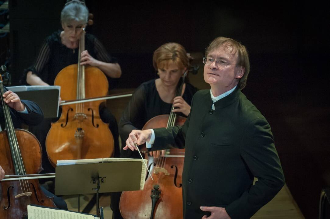 Klaipėdos muzikinio teatro orkestras ir dirigentas R. Šervenikas.