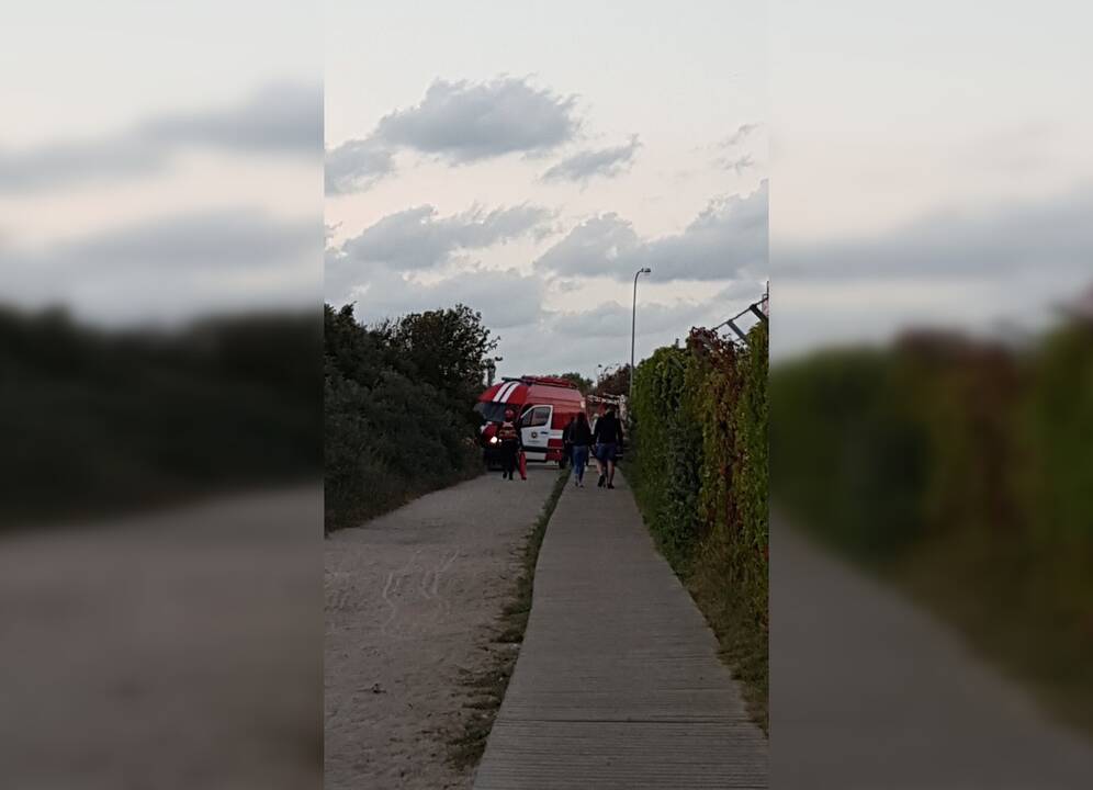 Išgąstis: į pajūrį atskubėjusių ugniagesių automobilis ne vienam poilsiautojui sukėlė nerimą.